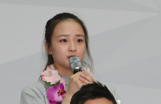 리듬체조 손연재가 24일 오전 인천공항에서 열린 리우 올림픽 선수단 해단식에서 기자들의 질문에 답하고 있다. 사진=연합뉴스